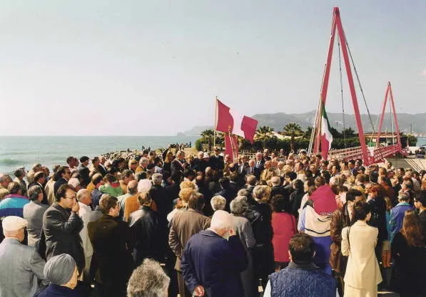 La folla con le bandiere all’inaugurazione del ponte sospeso alla foce del Letimbro, a Savona, intitolato a Gian Carlo Ruffino