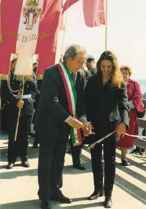 Il taglio del nastro all’inaugurazione del ponte, con il gonfalone della Città di Savona